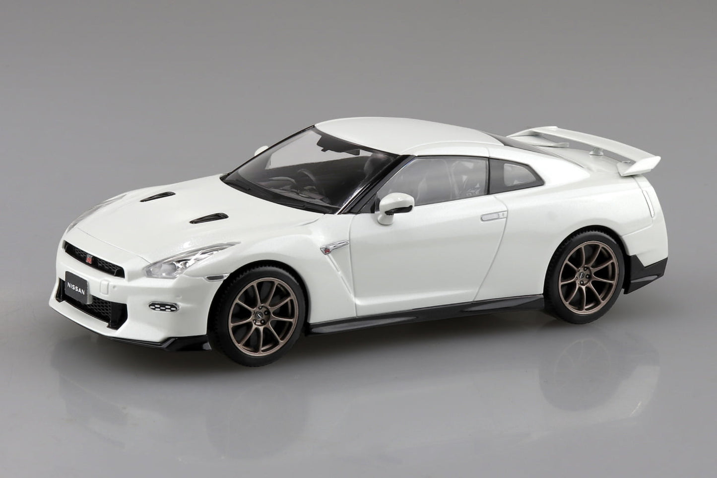 Aoshima 1/32 SNAP KIT Nissan R35 GT-R 2024 (Brilliant White Pearl)