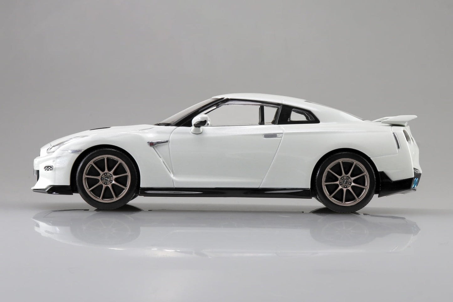 Aoshima 1/32 SNAP KIT Nissan R35 GT-R 2024 (Brilliant White Pearl)