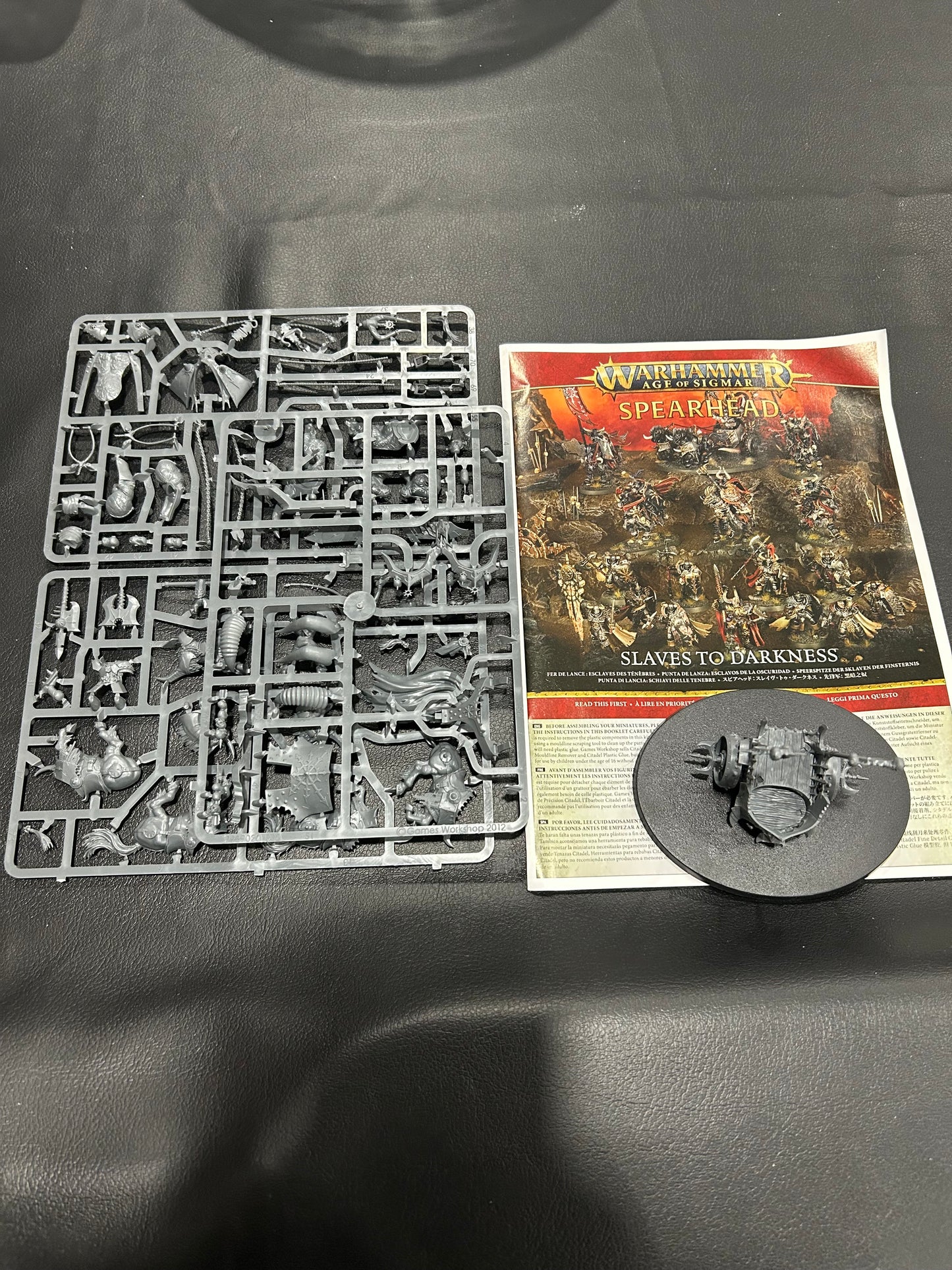 Preowned: Age of Sigmar - Slaves to Darkness Spearhead